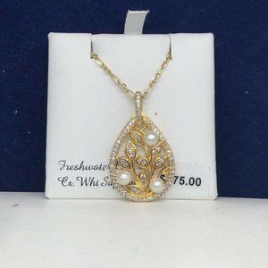 18kt Gold  Pearl Teardrop leaf necklace NWOT $175